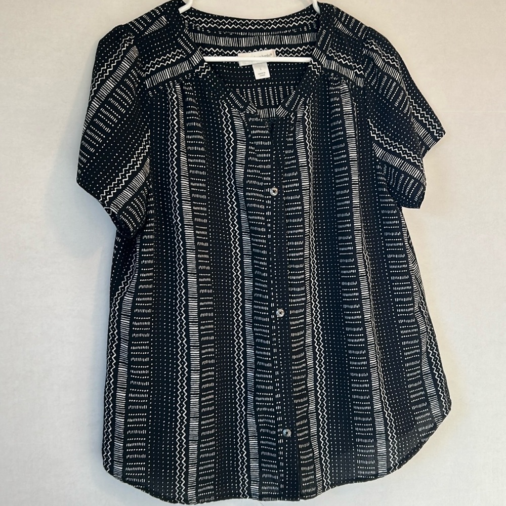 Maurice’s Button Down Short Sleeve Black & White Stripe Shirt. Size Large
